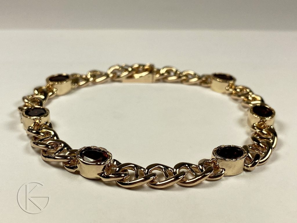 Kullast käekett looduslike granaatidega