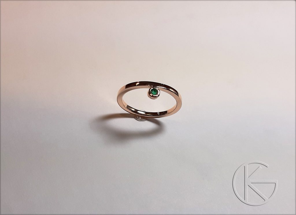 Kullast sõrmus smaragdiga