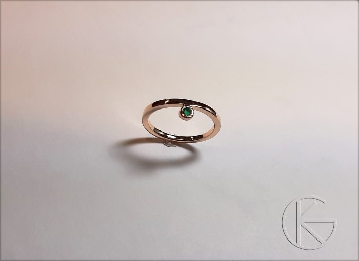 Kullast sõrmus smaragdiga