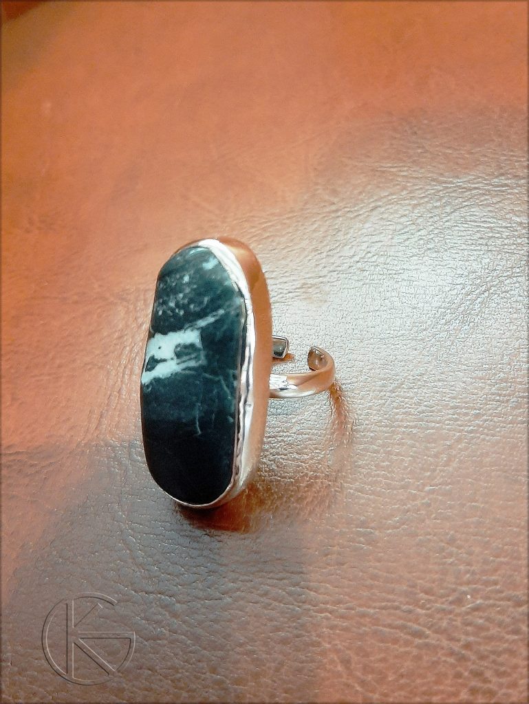 Hõbedast sõrmus mere kaldalt leitud kivig