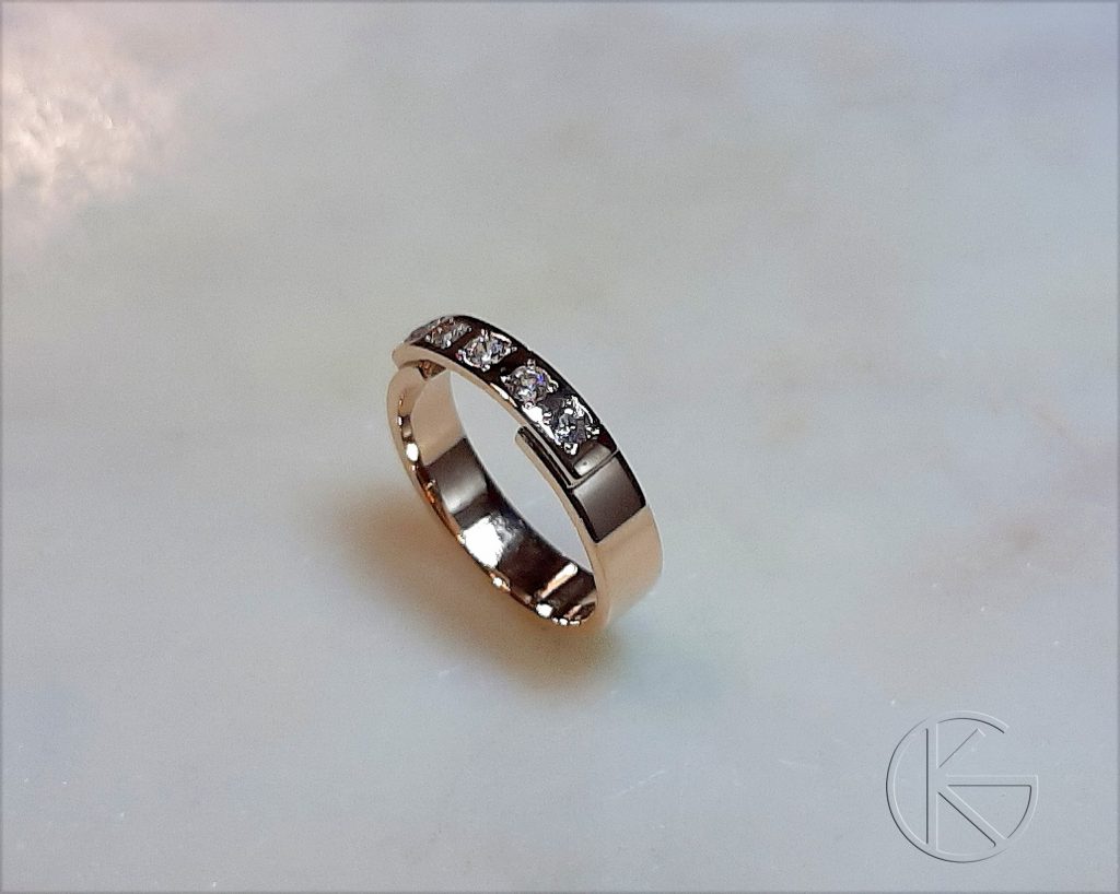 Kullast sõrmus tsirkoonidega