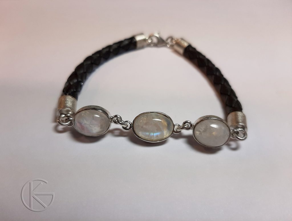 Meeste käevõru kuukividega