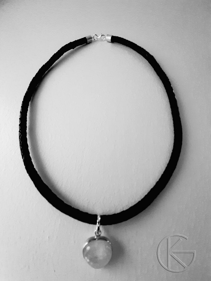 Meeste kaelaehe kuukiviga