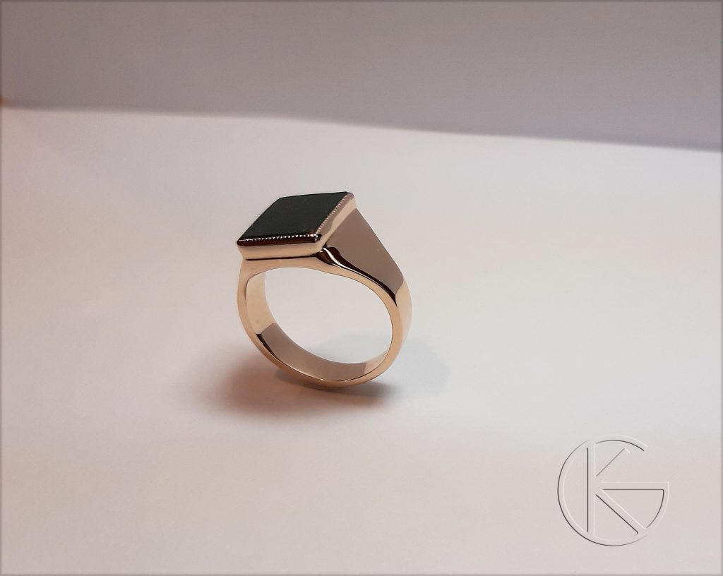 Kullast klotser jaspisiga