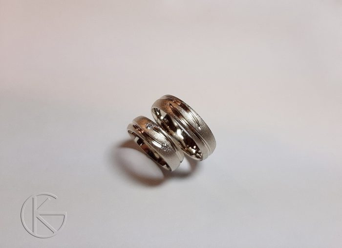 Valgest kullast abielusõrmused briljantidega