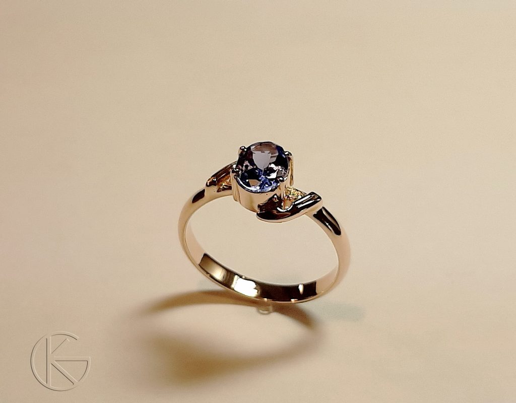 Kullast sõrmus tansaniidiga