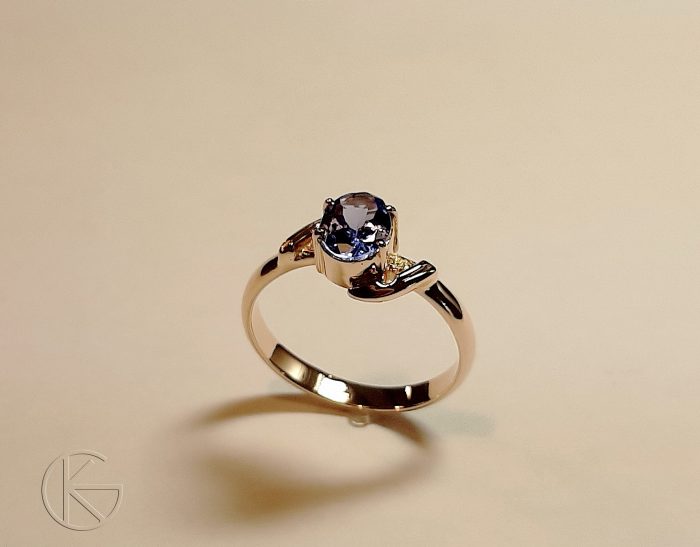 Kullast sõrmus tansaniidiga