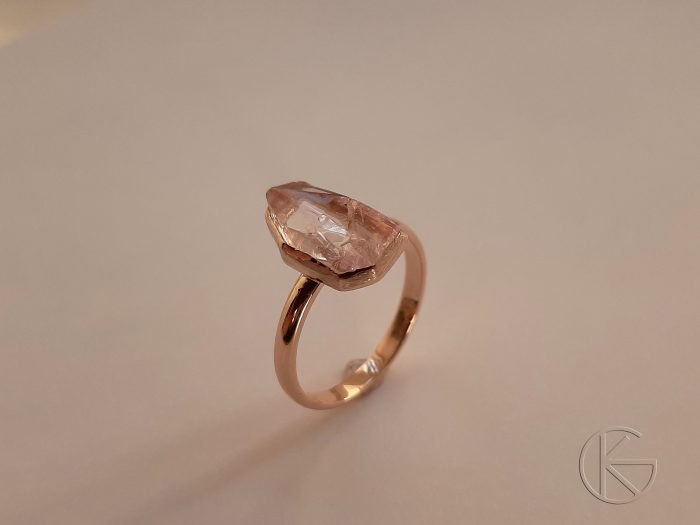 Kullast sõrmus loodusliku morganiidiga