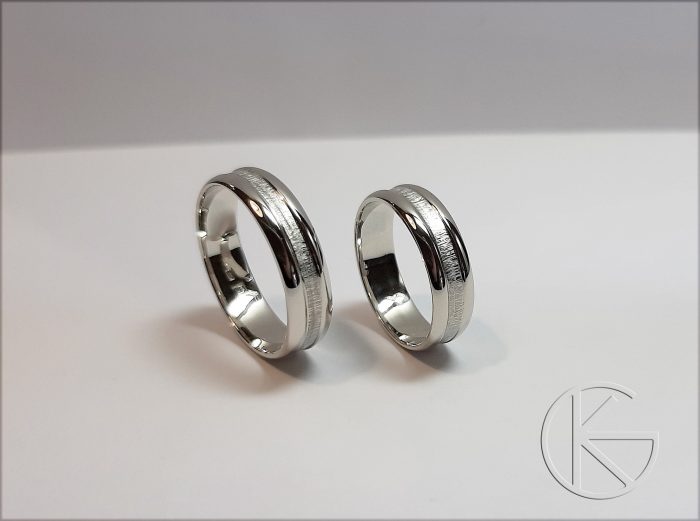 Valgest kullast abielusõrmused