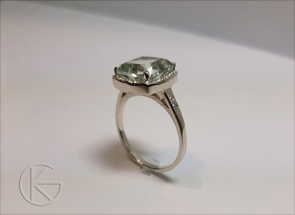 Valgest kullast sõrmus rohelise ametüsti ja briljantidega