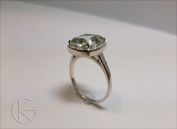 Valgest kullast sõrmus rohelise ametüsti ja briljantidega