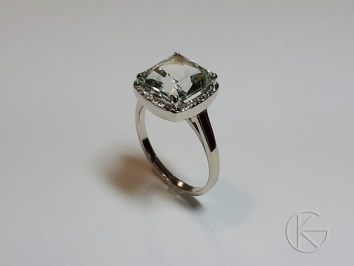 Valgest kullast sõrmus rohelise ametüstiga