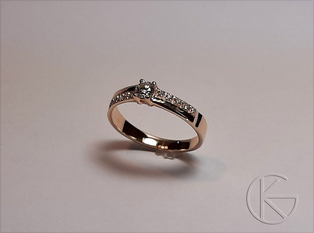 Kullast sõrmus briljantidega 0,26 ct