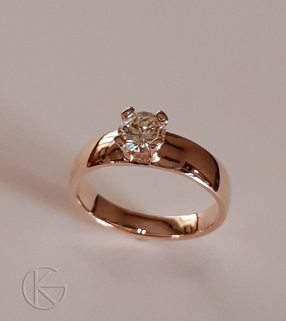 Kullast kihlasõrmus briljandiga 0,52 ct