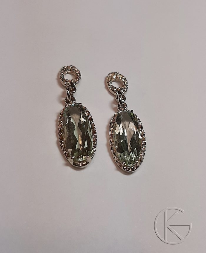 Valgest kullast kõrvarõngad roheliste ametüstidega