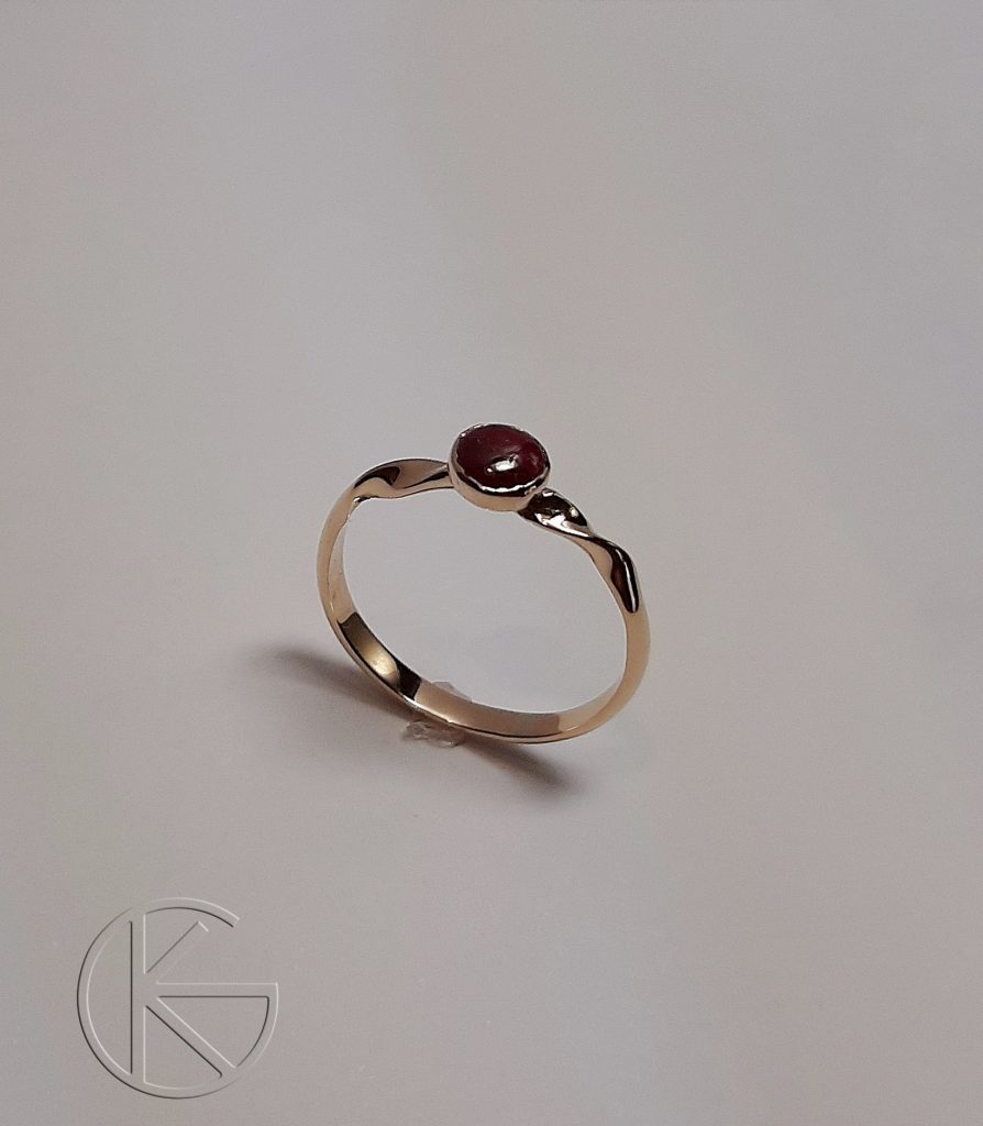 Kullast sõrmus loodusliku rubiiniga