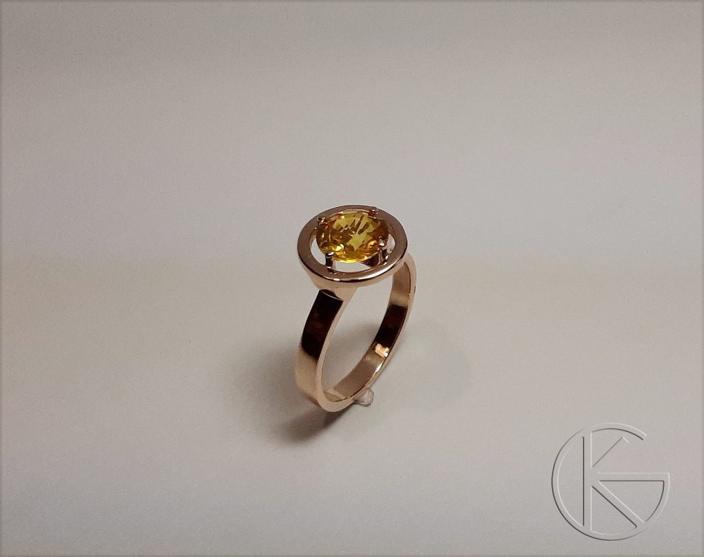 Kullast sõrmus kollase safiiriga