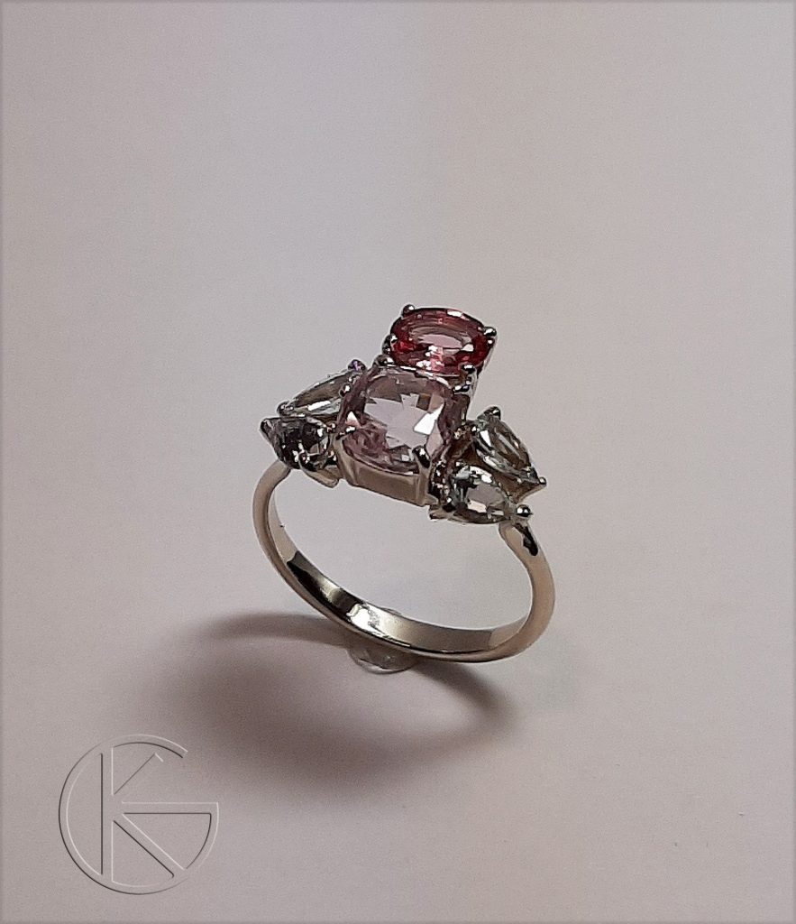 Valgest kullast sõrmus safiiridega