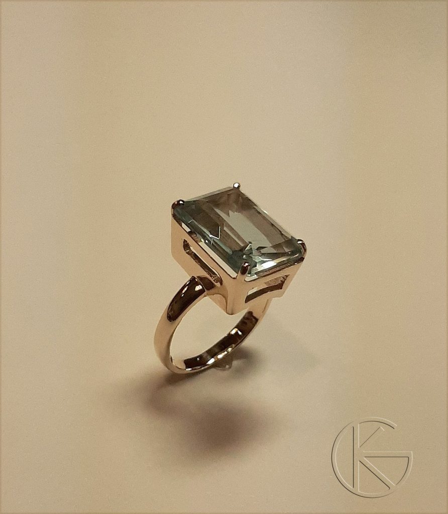 Kullast sõrmus topaasiga