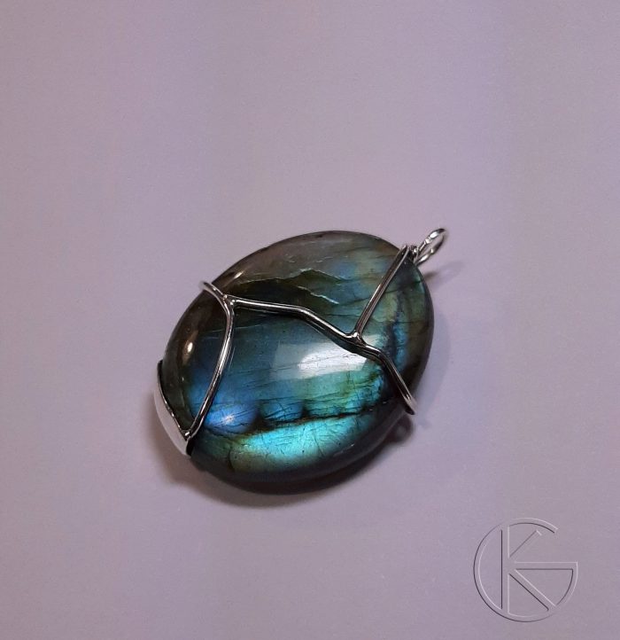 Ripats labradoriidi ja hõbedaga