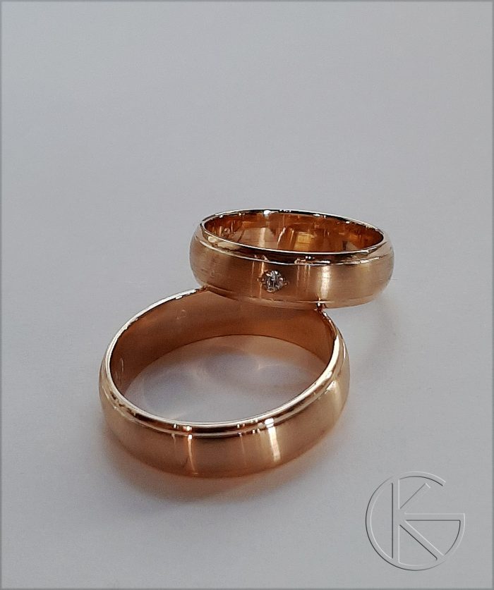 Kullast abielusõrmused briljandiga