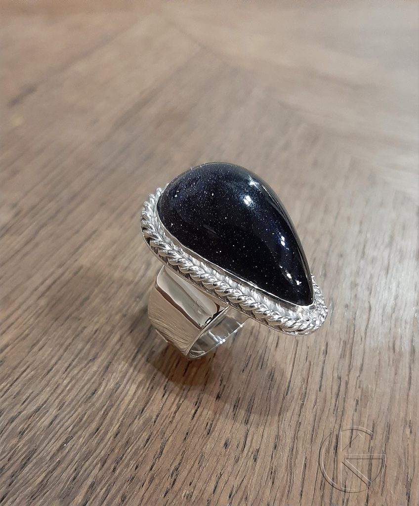 Hõbedast sõrmus päikesekiviga