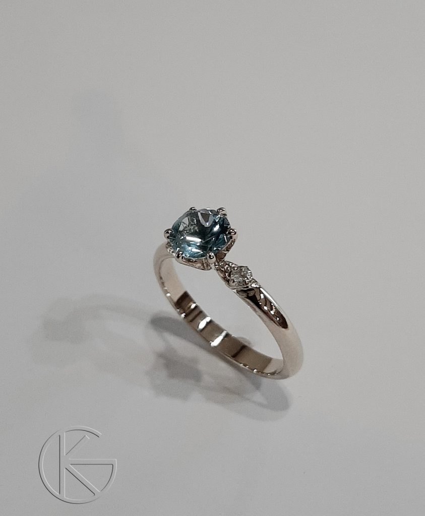 Valgest kullast sõrmus topaasi ja akvamariinidega