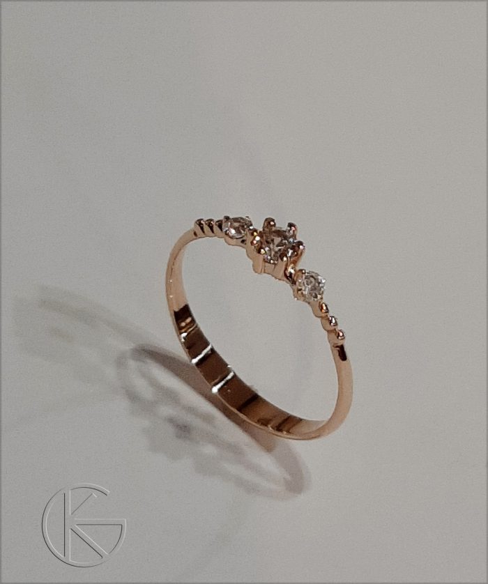 Kullast sõrmus tsirkoonidega