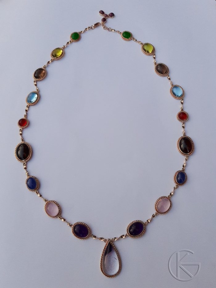 Kullast kaelakee looduslike kividega - kokku 190ct