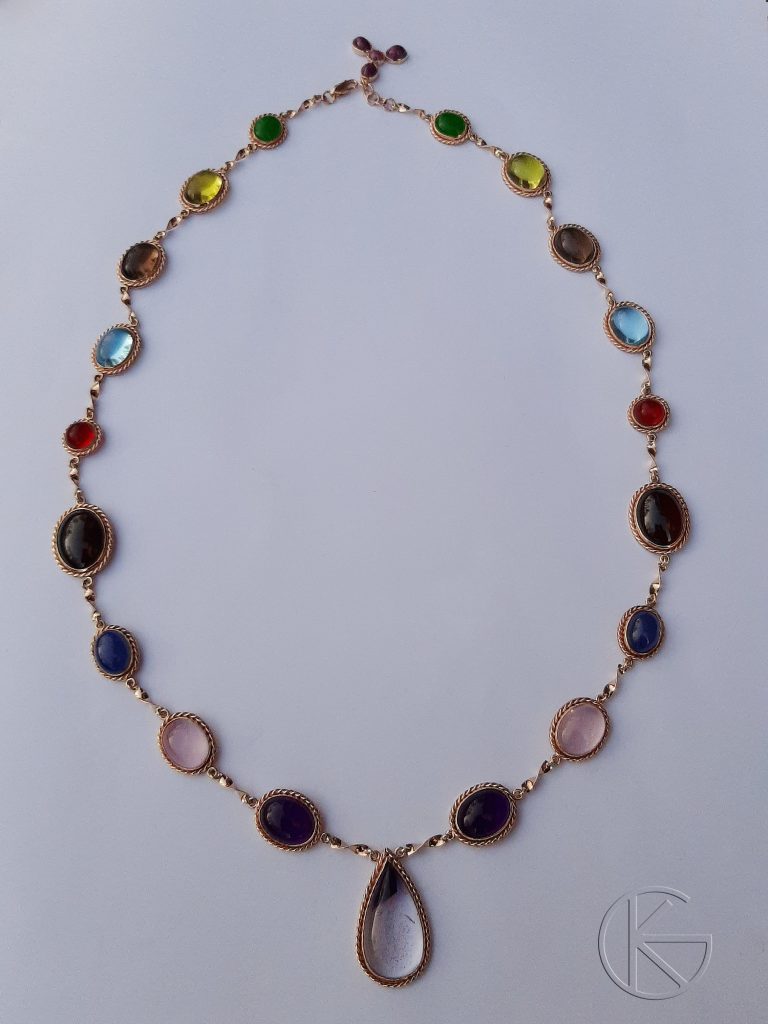 Kullast kaelakee looduslike kividega - kokku 190ct