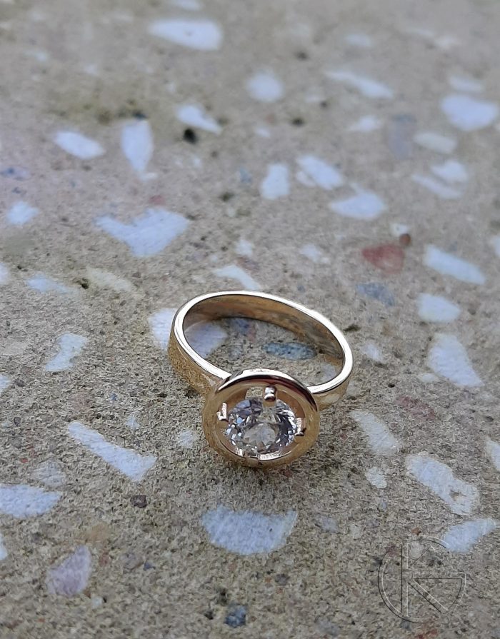 Kullast sõrmus safiiriga