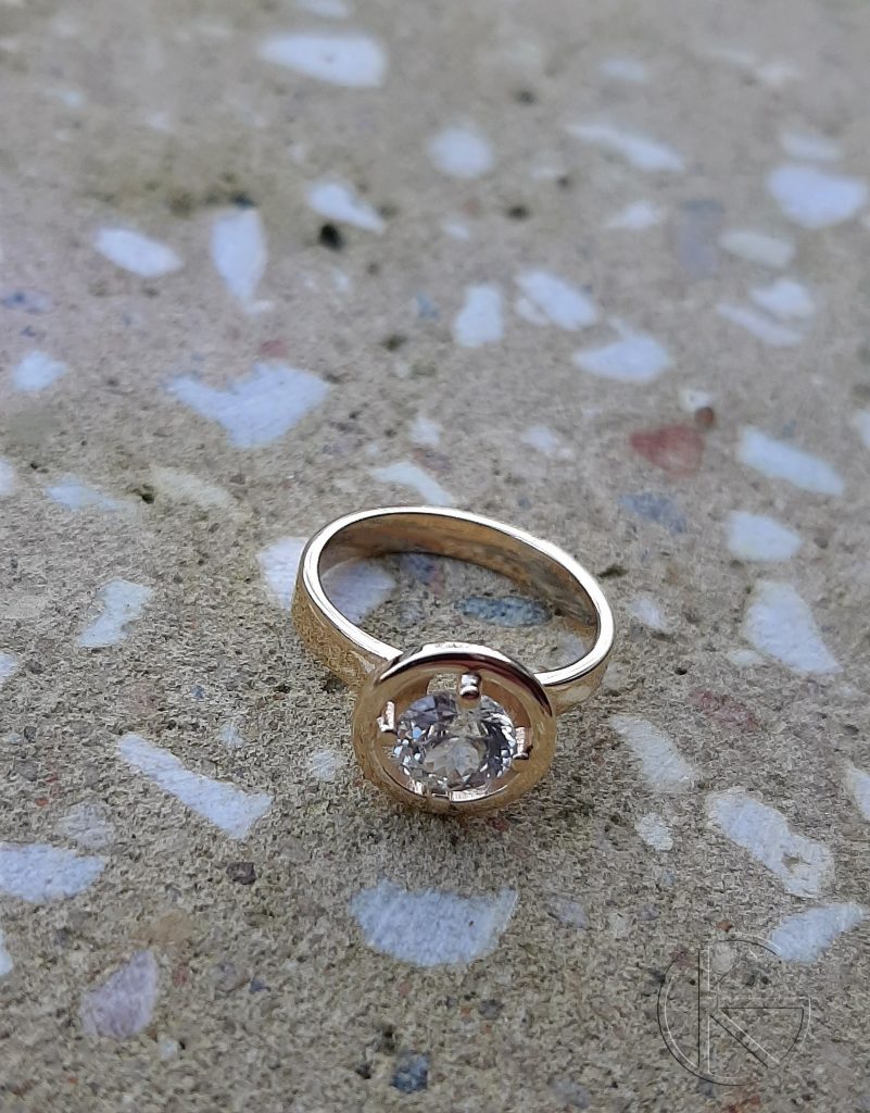 Kullast sõrmus safiiriga