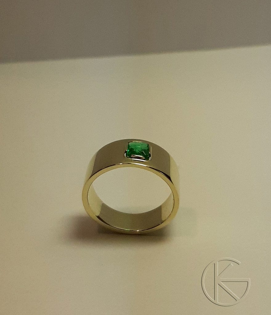Kullast sõrmus smaragdiga
