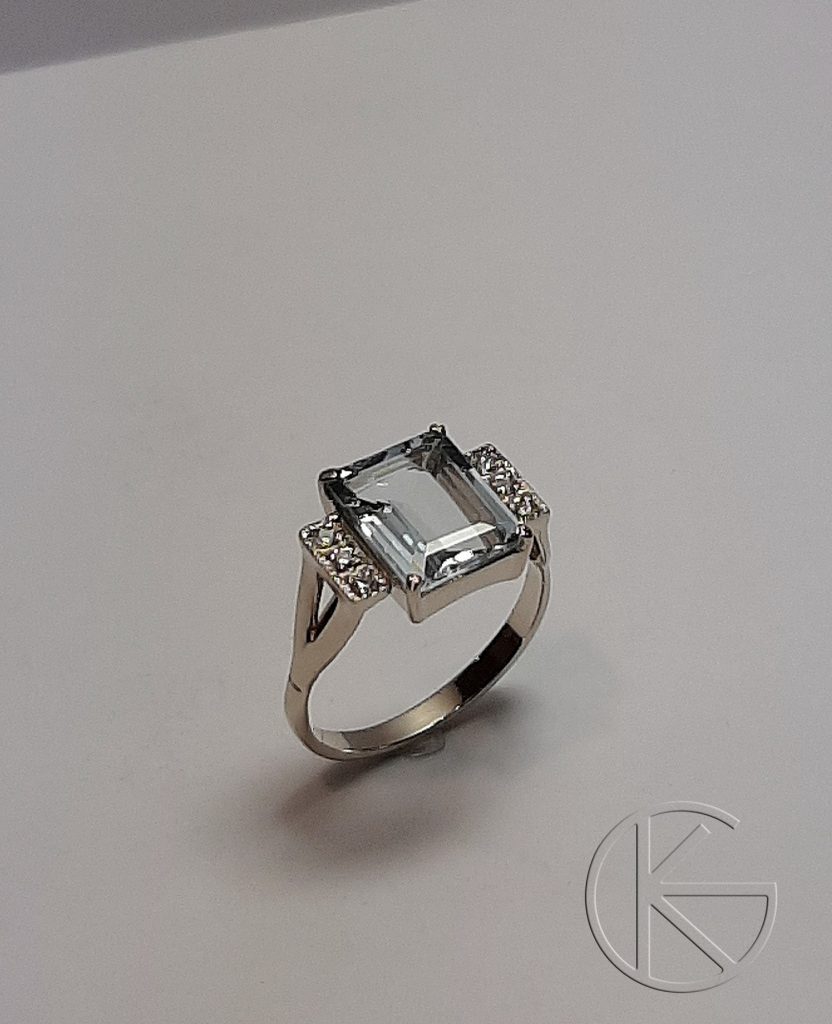 Valgest kullast sõrmus akvamariini ja briljantidega