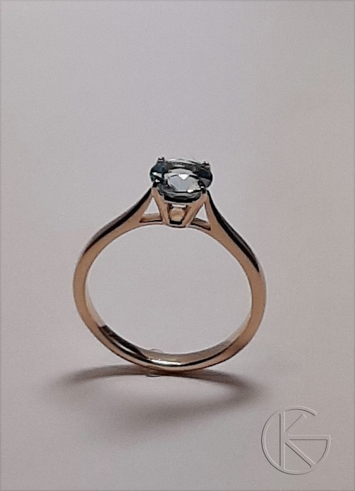 Kullast sõrmus topaasiga