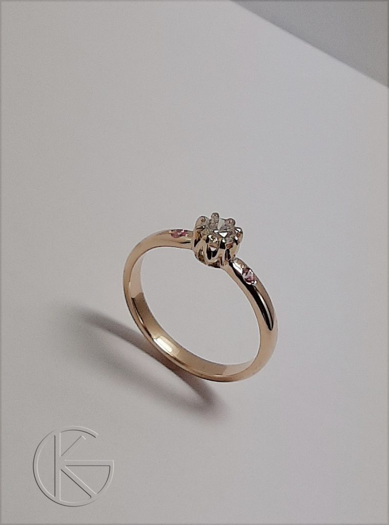 Kullast sõrmus briljandi 0,3ct ja turmaliinidega