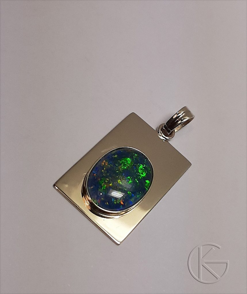 Kullast ripats opaaliga