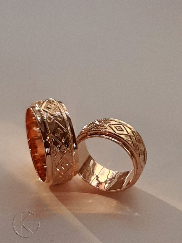 Eesti rahvusmustriga laiad abielusõrmused kullast