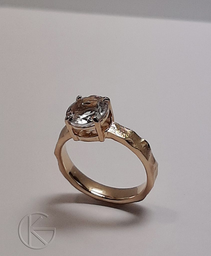 Kullast sõrmus morganiidiga