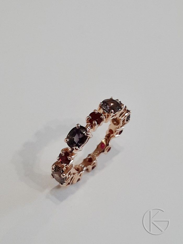 Kullast sõrmus rubiinide ja küaniitidega