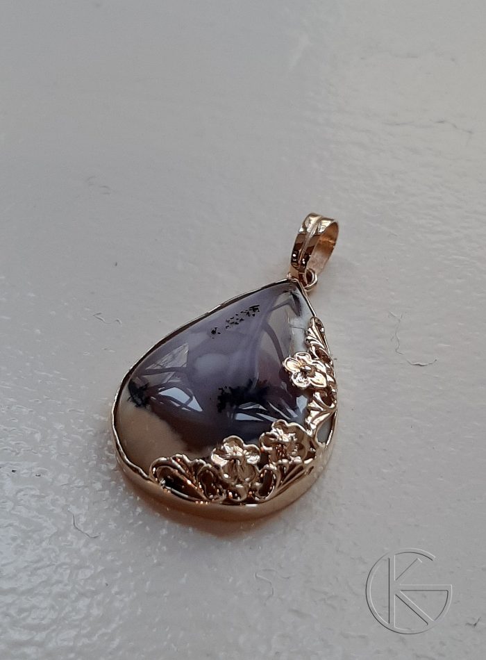 Kullast ripats turmaliiniga