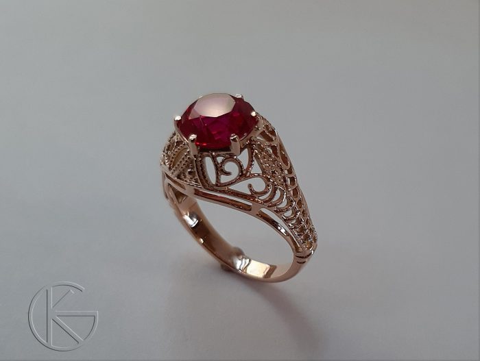 Kullast sõrmus sünteetilise rubiiniga