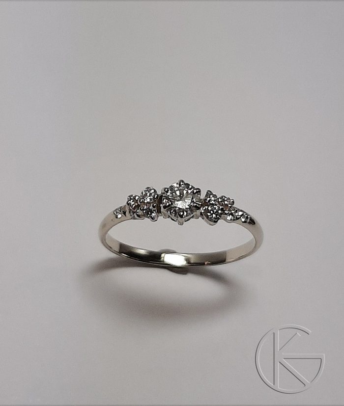 Valgest kullast sõrmus moissaniidi ja briljantidega