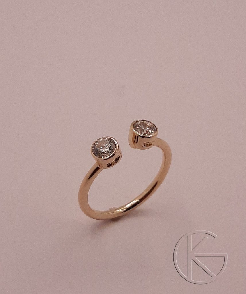 Kullast sõrmus tsirkoonidega