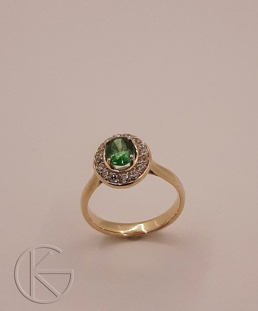 Kullast sõrmus alpiniidi ja tsirkoonidega