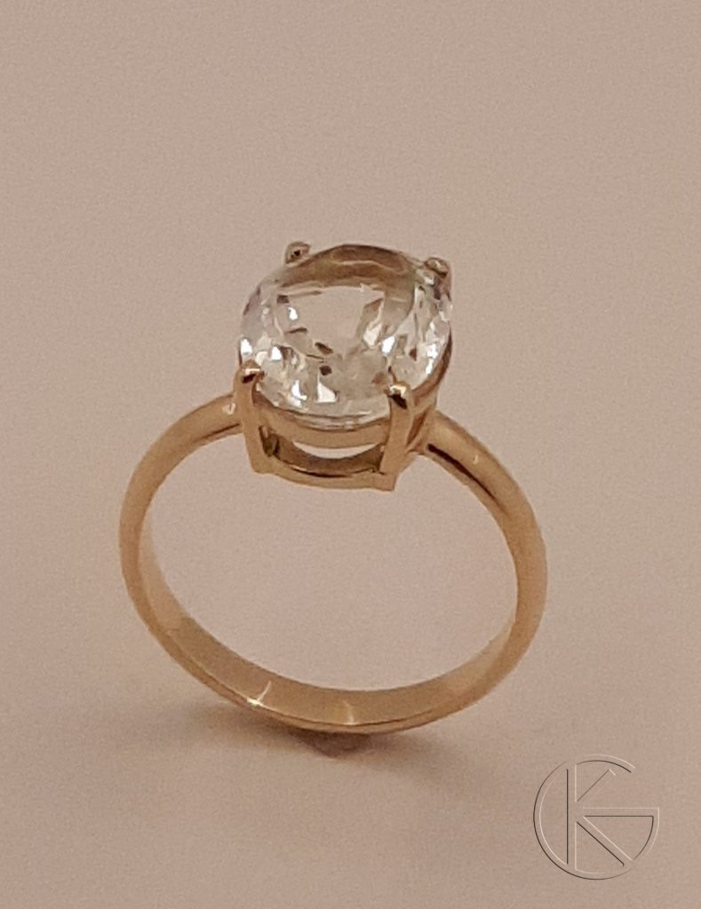 Kullast sõrmus mäekristalliga