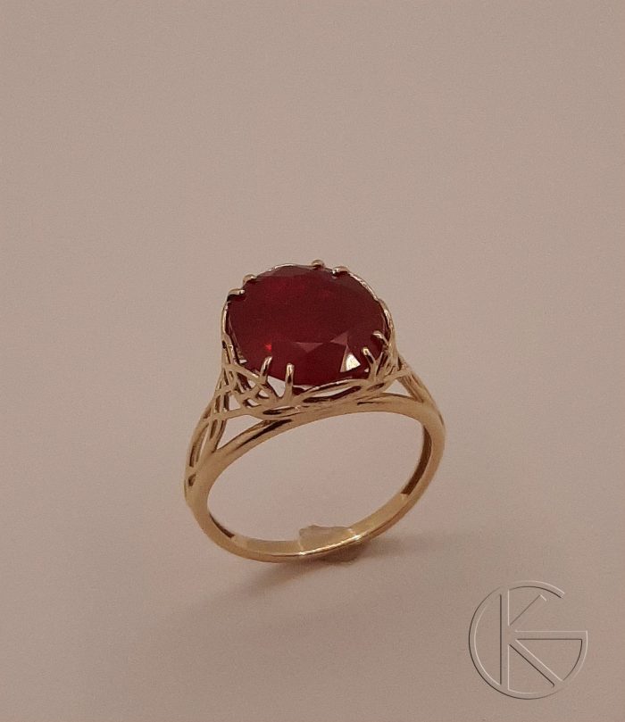 Kullast sõrmus sünteetilise rubiiniga