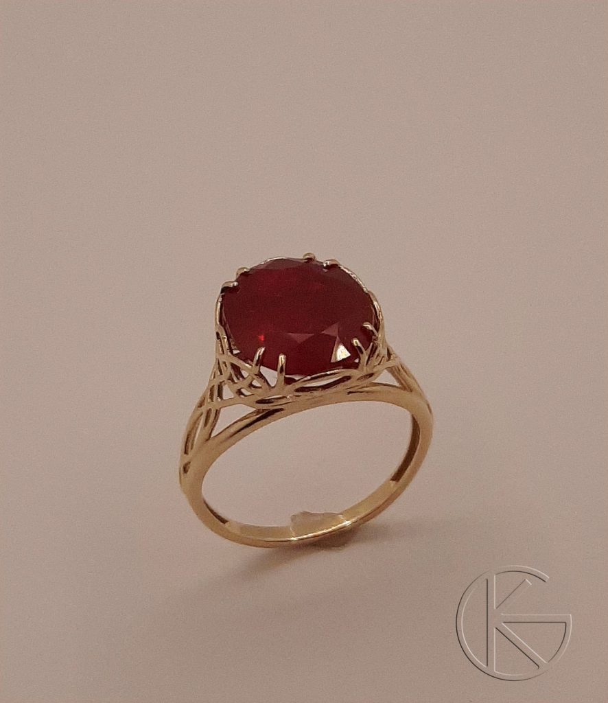 Kullast sõrmus sünteetilise rubiiniga