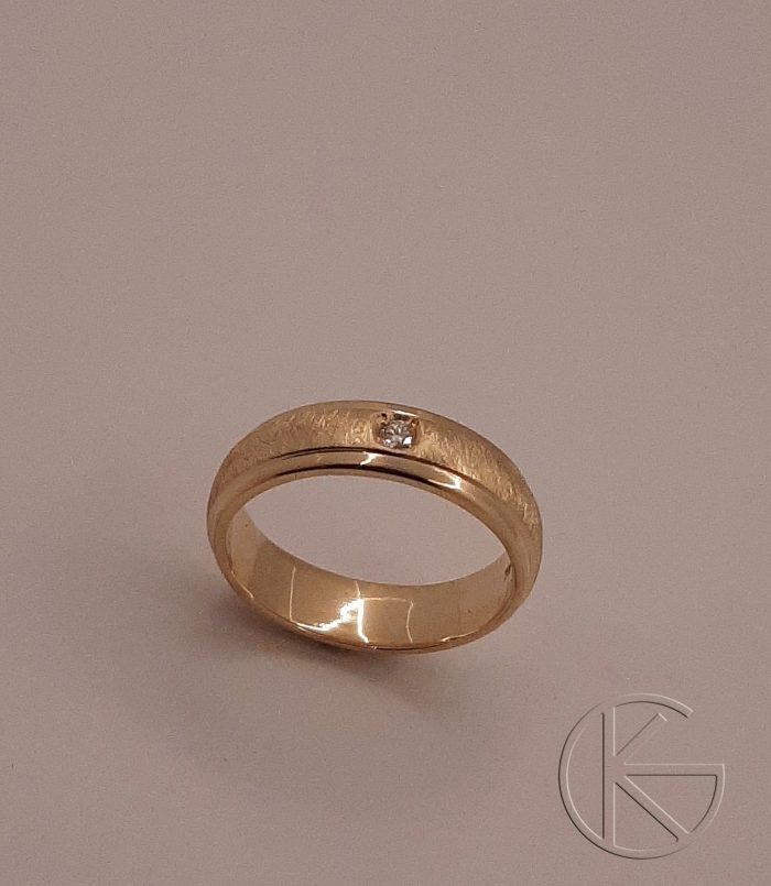 Kullast abielusõrmus briljandiga