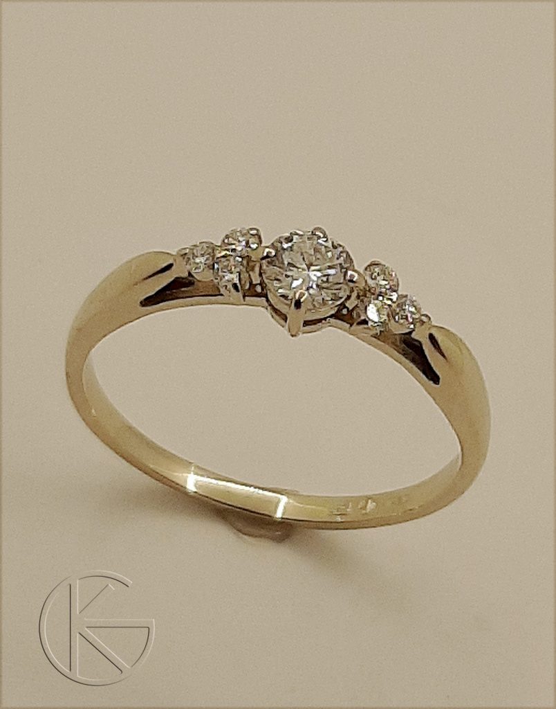 Kullast sõrmus briljantidega 0,33ct
